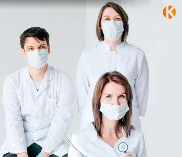 Три врача в медицинских масках