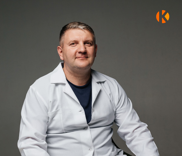 Врач на темном фоне