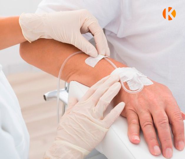 Медсестра устанавливает катетер на руку пациента